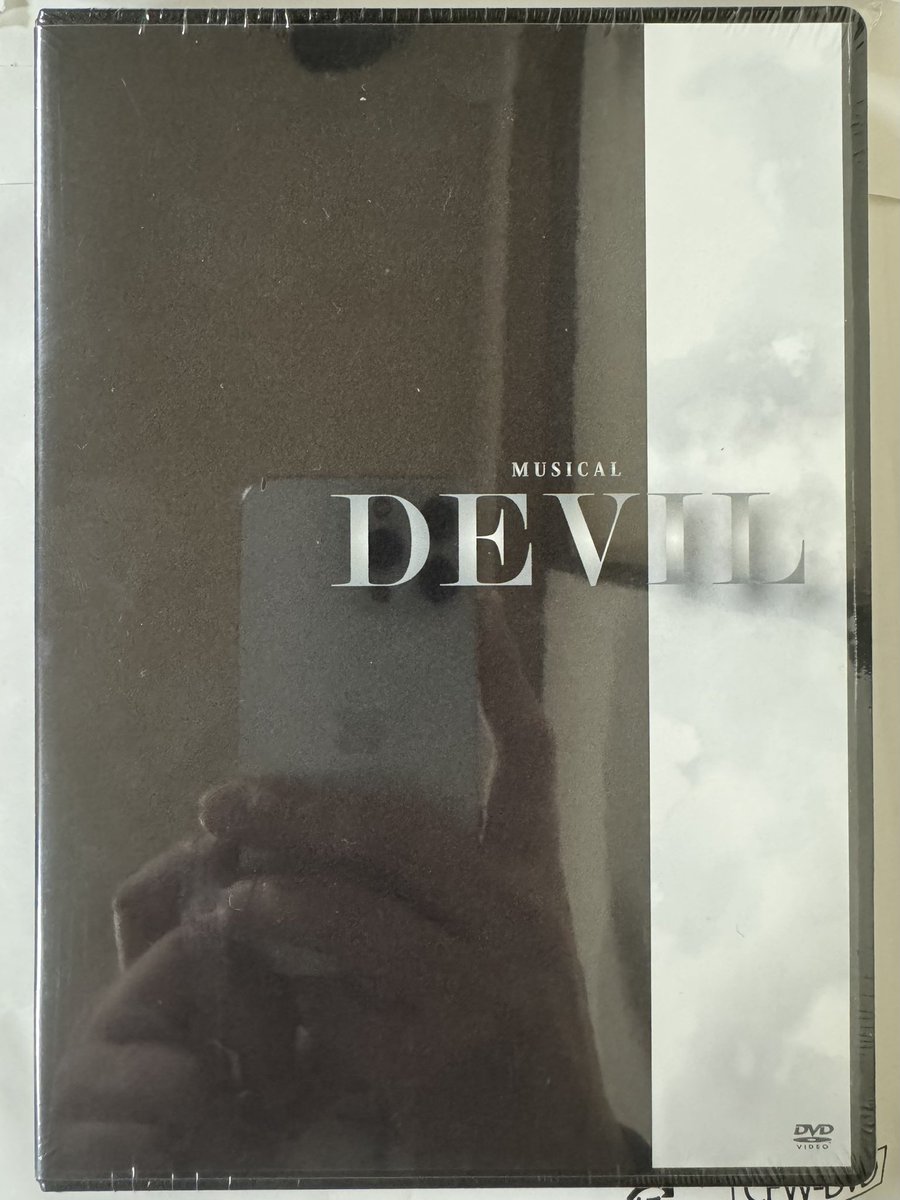 yuji0727's tweet photo. 2023年6月22日(木)〜7月16日(日)まで公演されていたミュージカル『#DEVIL』のDVDが完全受注生産で登場📀
メインキャストからSingerに至るまで、とんでもない歌唱力を持った俳優陣が集結し、ロックなサウンドが最高に格好良い「耳福」ミュージカル！
3日遅れのクリスマスプレゼント🎁
#DEVIL_JP https://t.co/nMg5LcW9VF