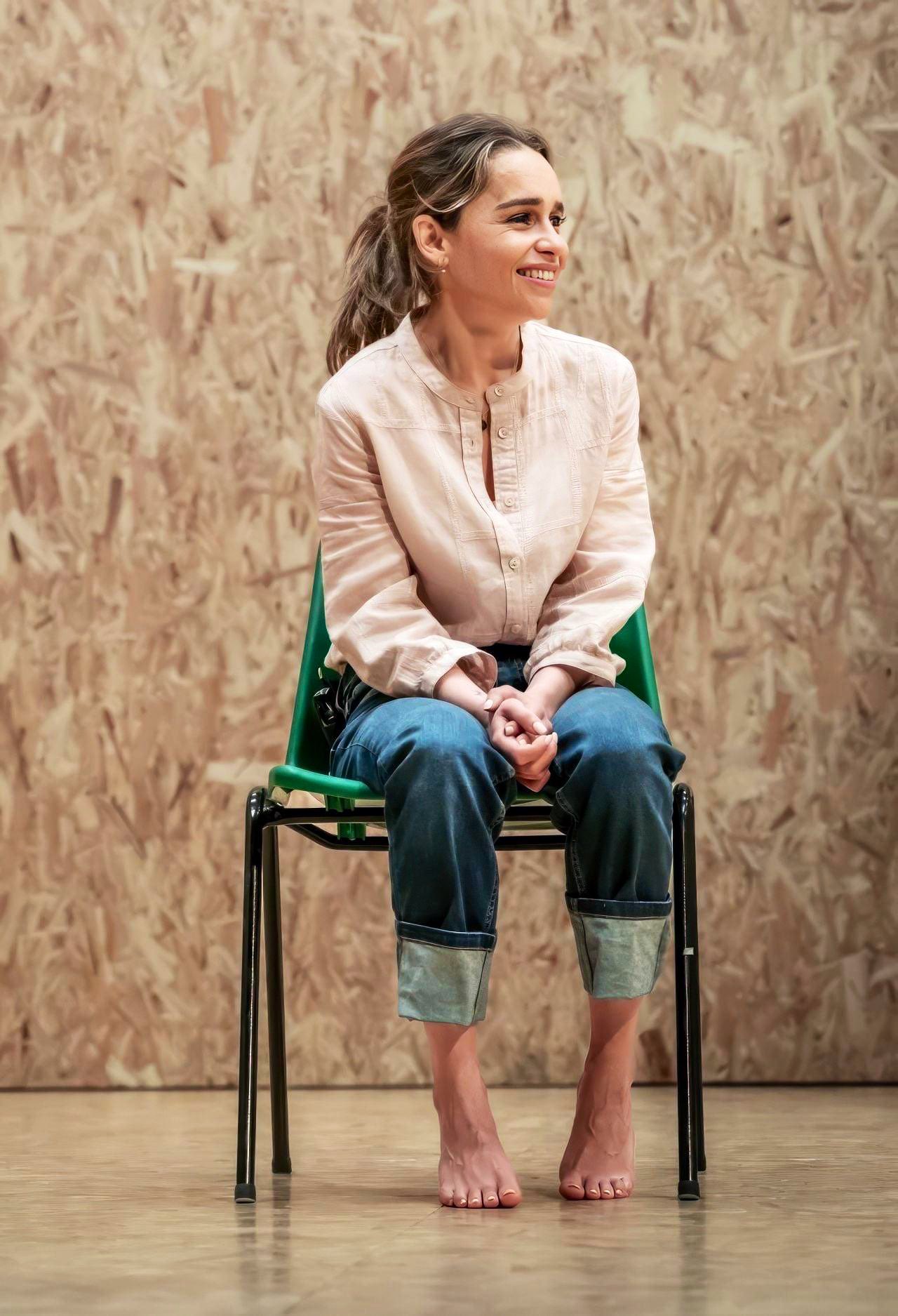 👠Fantastic Footage👠 on X: Emilia Clarke. Barefoot Beauty!  t.cowbLnTJUTGe  X