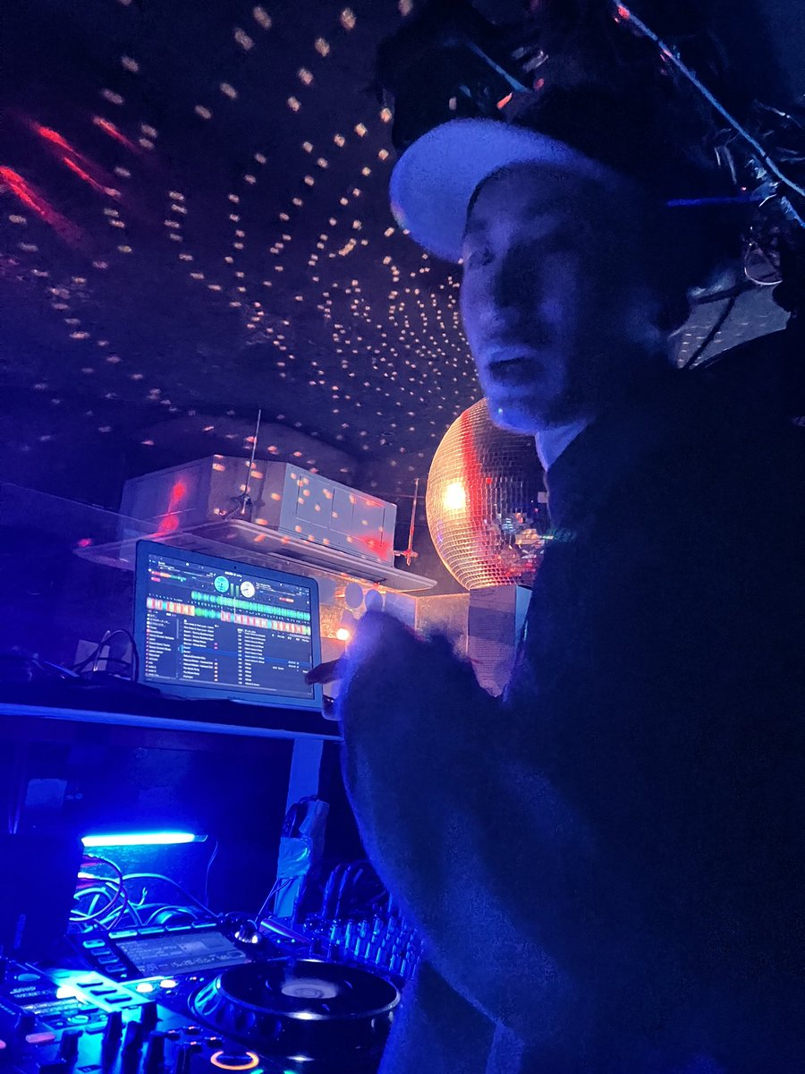 DJ_Hadatchi's tweet photo. 人のPCでEDMやってさしてます。 https://t.co/IxX2UJxbPF
