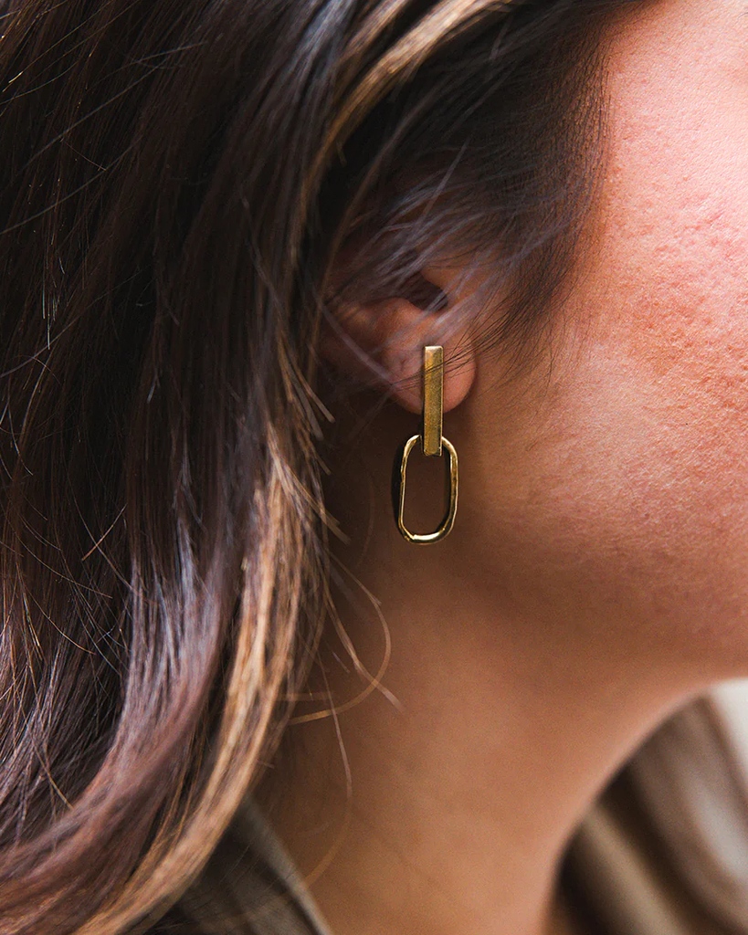 JimaniCollect's tweet photo. Our brass Zola earrings pair well with your favorite winter outfit. They have been hand cut, soldered and hammered with care by skilled artisans in the Kibera area of Kenya. The irregular shape of each solid brass link gives these earrings a unique look. https://t.co/Dil3HbcN4s