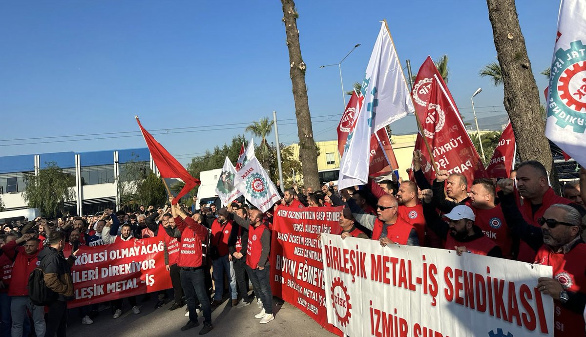 #MESS Dayatmalarına Karşı Çorlu’da başlattığımız, Mudanya ve Düzce’den sonra bugün de İZMİR’de alanlardayız. 
TOTOMAK ve ZF ZF LEMFÖRDER işçilerinin yoğun katılımıyla Çiğli Organize Sanayi Bölgesi'nde kitlesel basın açıklaması gerçekleştirildi. 
#Geçinemiyoruz