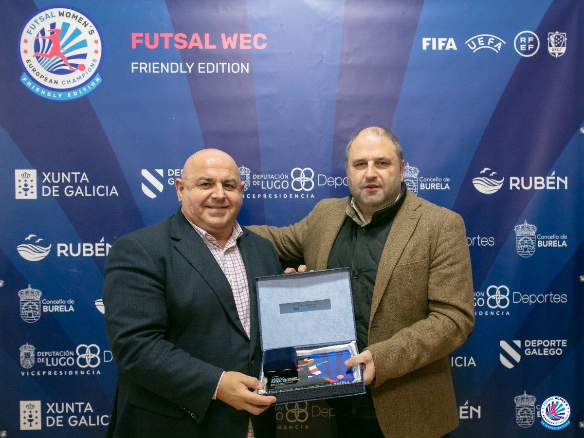 FutsalWEC's tweet photo. 🔵Pablo Prieto, vicepresidente de la @futgal, recibe un obsequio como agradecimiento por su apoyo a la #FutsalWEC2023. 

Lo recibe de manos de Manuel Blanco Fanego, presidente del club anfitrión, el @burelafs. https://t.co/O0pKPVMgsK