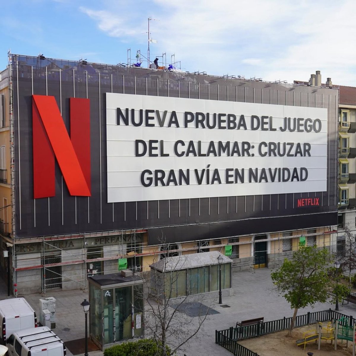 ¿Qué te parecen las lonas con mensajes cambiantes que Netflix ha instalado en la plaza Pedro Zerolo de Madrid durante estas fiestas? 👌👏

#clubdemarketing #currentnews #streetmarketing