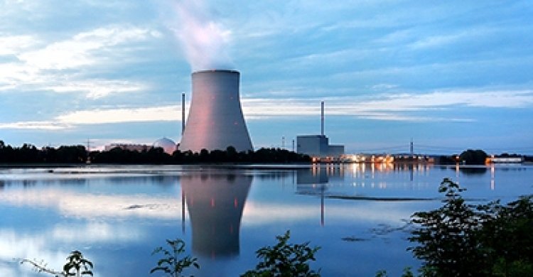 Die Unionsfraktion im <a href="/Bundestag/">Deutscher Bundestag</a> hinterfragt über eine "Kleine Anfrage" erneut die Abschaltung der letzten Kernkraftwerke. Aus Unternehmenskreisen von <a href="/PreussenEl/">PreussenElektra</a> hätte sie erfahren, die Regierung habe auf ein Angebot des Energieversorgers nicht reagiert. energate-messenger.de/news/239346/un…