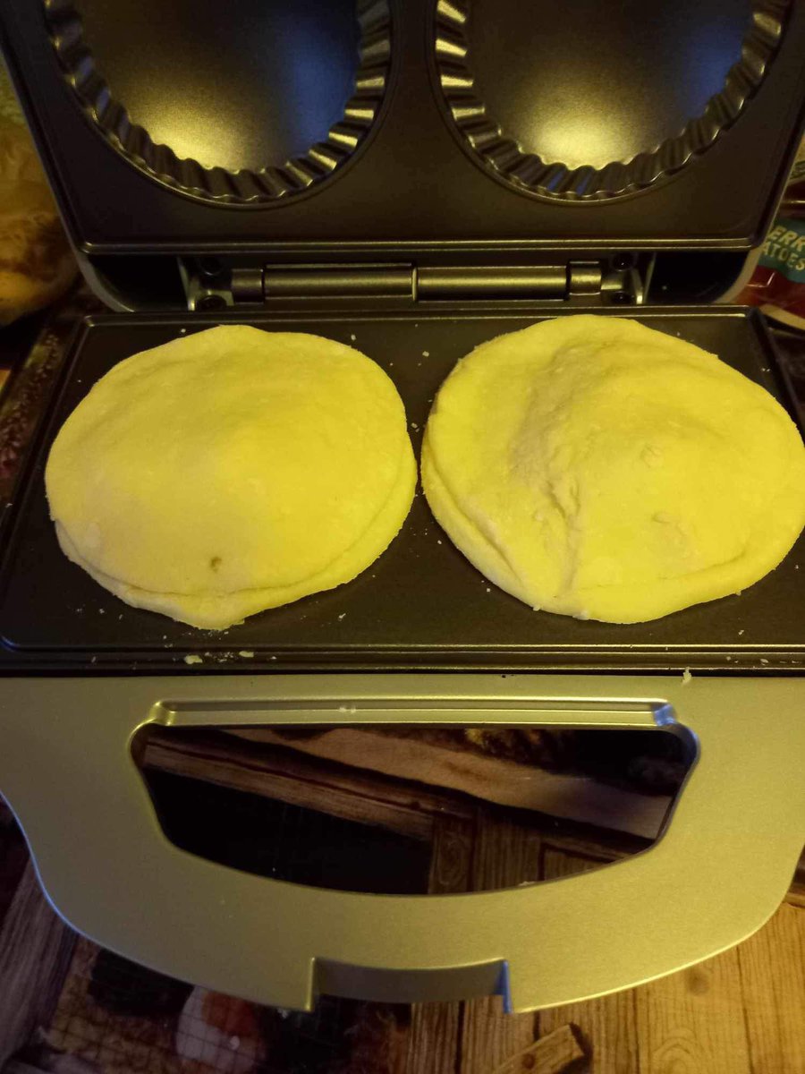 zenakate1's tweet image. Got a pie maker for Christmas so managed to have a play with it today.  Not too bad for a first go.  End of the day he liked it although he does like almost anything 😂 
#glutenfree #coeliac #piemaker #applepie #gadget