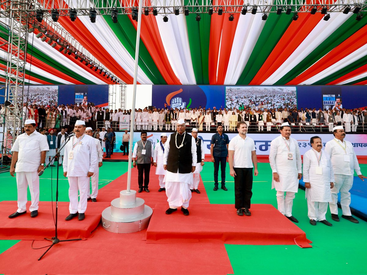 ashokgehlot51's tweet photo. हैं तैयार हम !

आज कांग्रेस स्थापना दिवस पर नागपुर में आयोजित महारैली में कांग्रेस अध्यक्ष श्री मल्लिकार्जुन खड़गे व श्री राहुल गांधी के नेतृत्व में देश एवं जनाधिकारों की रक्षा का संकल्प लिया।

आज देश का हर राष्ट्रप्रेमी लोकतांत्रिक मूल्यों के संरक्षण हेतु कांग्रेस के साथ हाथ से हाथ मिलाकर खड़ा है।

@RahulGandhi @kharge
#CongressFoundationDay