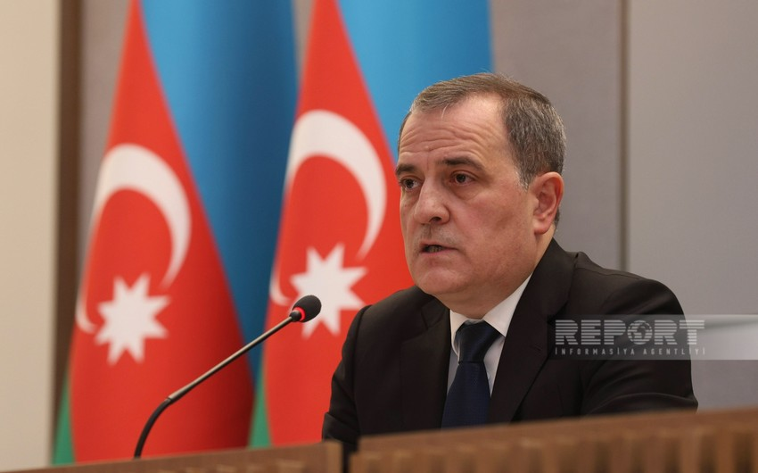 karabach24's tweet photo. 🇦🇿 stelt een ontmoeting in een neutraal derde land of aan de staatsgrens voor diplomatieke gesprekken voor, zegt #Bayramov. Hij benadrukt het belang van het vermijden van negatieve retoriek en benadrukt optimisme voor positieve ontwikkelingen in de #vredesbesprekingen.

#Peace ☮️ https://t.co/jyFnZ44W1T