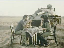 لا تحداني وانا ما اخسر تحدي 
كيف وانا رابحك من وسط لابه

لو تصف جيوش كل الارض ضدي
وانت لي والله ما راحت طلابه

ولو تضيق الارض في عينك بعدي
دامي القى في فضا عينك رحابه 

هدي من روعك وانا روعي مهدي 
سور حبي لك مدافعهم تهابه 

خلي المدفع يحـرك لا يصدي 
مـا نزيد من الظروف الا صلابه