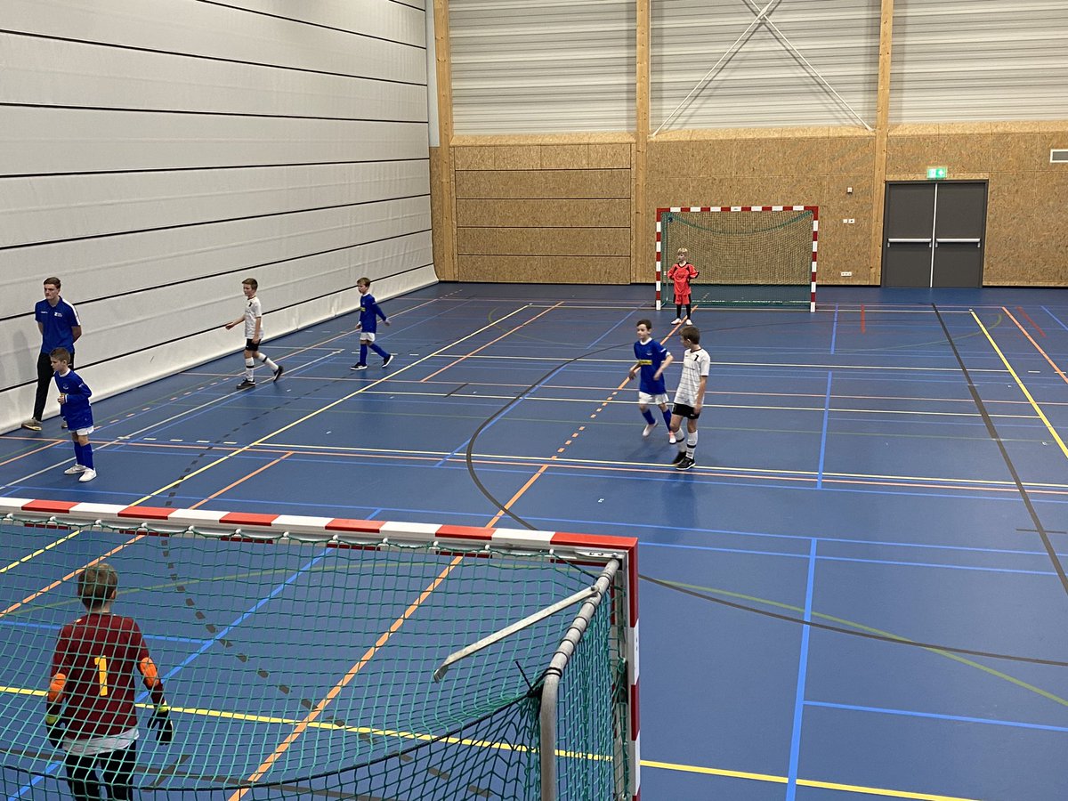 Mooie volle bak in <a href="/WRZVZwolle/">wrzvzaalvoetbal.nl</a> bij het jaarlijkse Jeugdkampioenschap Zaalvoetbal. Wederom goed en strak georganiseerd door <a href="/WRZVZwolle/">wrzvzaalvoetbal.nl</a> en n <a href="/SportService038/">SportService Zwolle</a>. Fanatiek vertier in de schoolvakantie voor de jeugd!