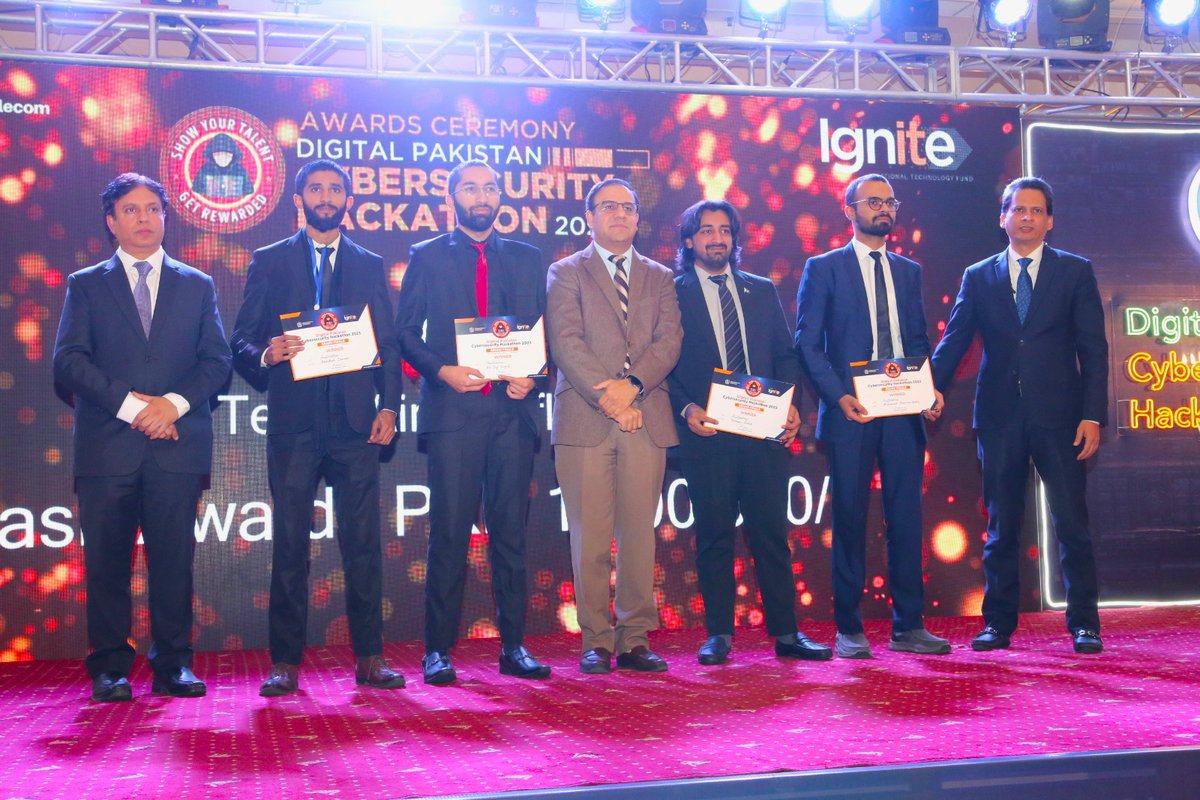 IgniteNTF's tweet image. (b)🏆#WinningTeams
#DigitalPakistan #CybersecurityHackathon2023 #AwardsCeremony! 🔊 Dr. Umar Saif, Federal Minister IT &amp;amp; Telecom, Syed Junaid Imam, Member IT, Ministry of IT &amp;amp; Telecom, and Ignite&apos;s CEO, Asim Shahryar Husain, handed out awards &amp;amp; prizes to Winners &amp;amp;  Runner Ups!🙌