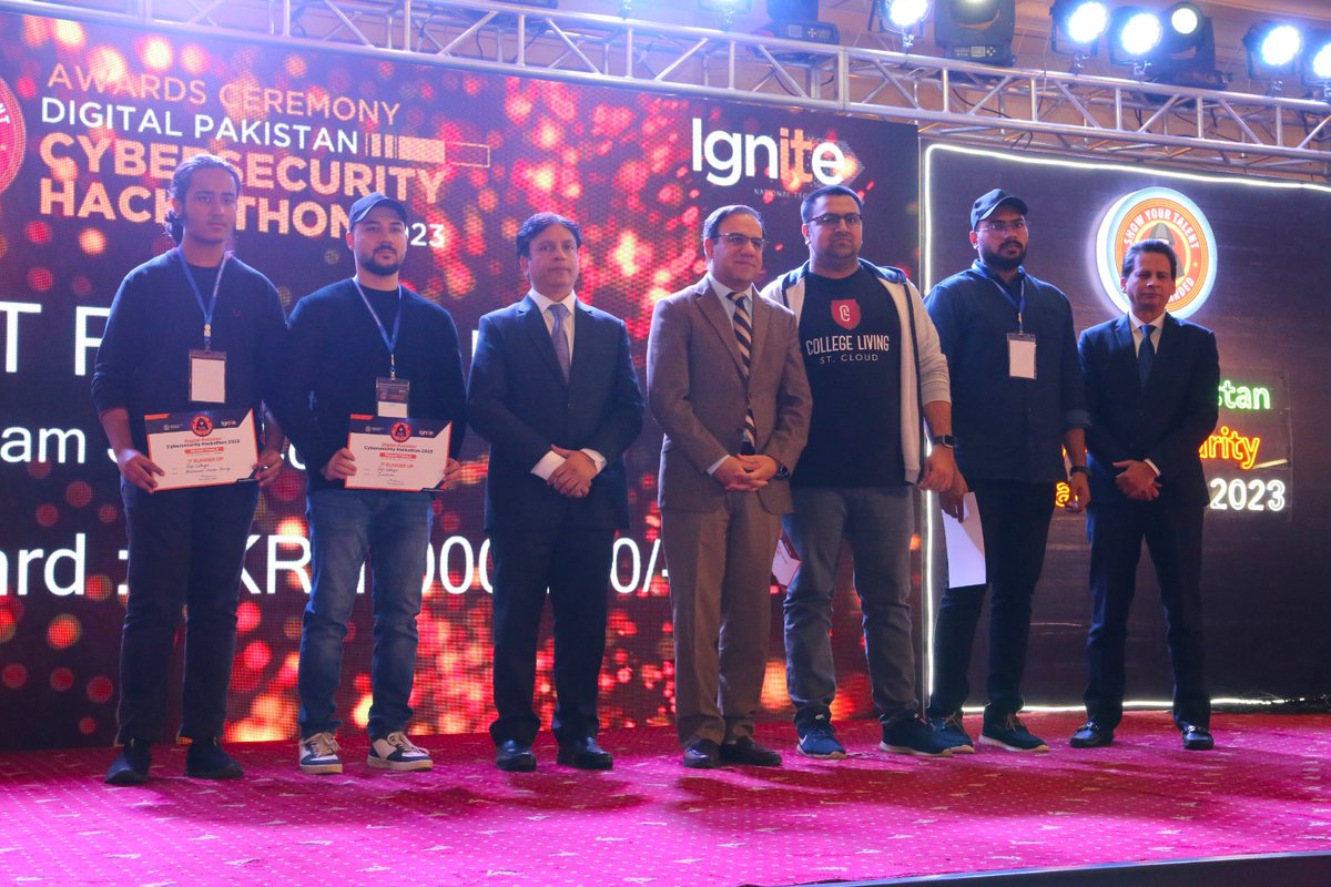 IgniteNTF's tweet image. (b)🏆#WinningTeams
#DigitalPakistan #CybersecurityHackathon2023 #AwardsCeremony! 🔊 Dr. Umar Saif, Federal Minister IT &amp;amp; Telecom, Syed Junaid Imam, Member IT, Ministry of IT &amp;amp; Telecom, and Ignite&apos;s CEO, Asim Shahryar Husain, handed out awards &amp;amp; prizes to Winners &amp;amp;  Runner Ups!🙌