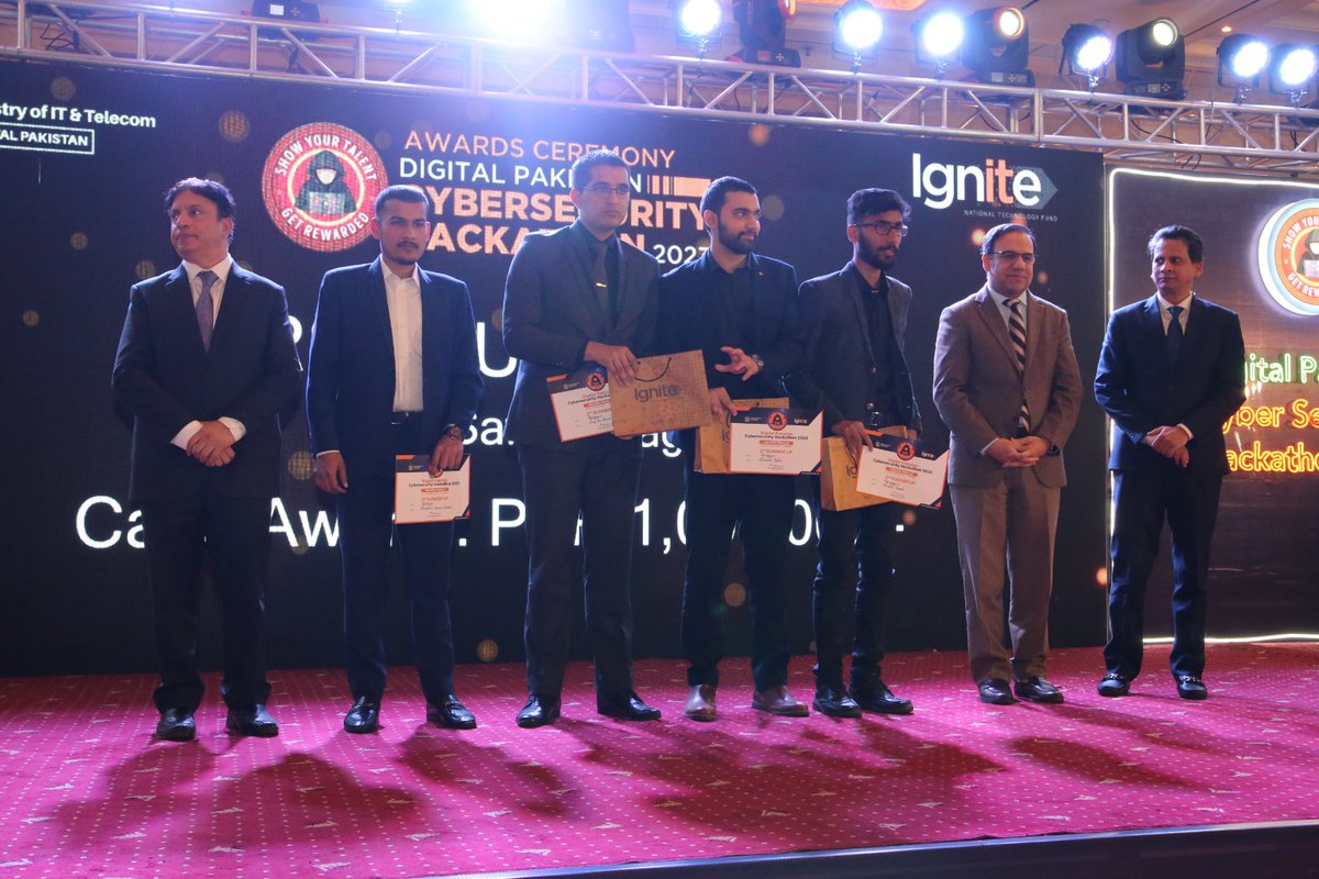 IgniteNTF's tweet image. (b)🏆#WinningTeams
#DigitalPakistan #CybersecurityHackathon2023 #AwardsCeremony! 🔊 Dr. Umar Saif, Federal Minister IT &amp;amp; Telecom, Syed Junaid Imam, Member IT, Ministry of IT &amp;amp; Telecom, and Ignite&apos;s CEO, Asim Shahryar Husain, handed out awards &amp;amp; prizes to Winners &amp;amp;  Runner Ups!🙌