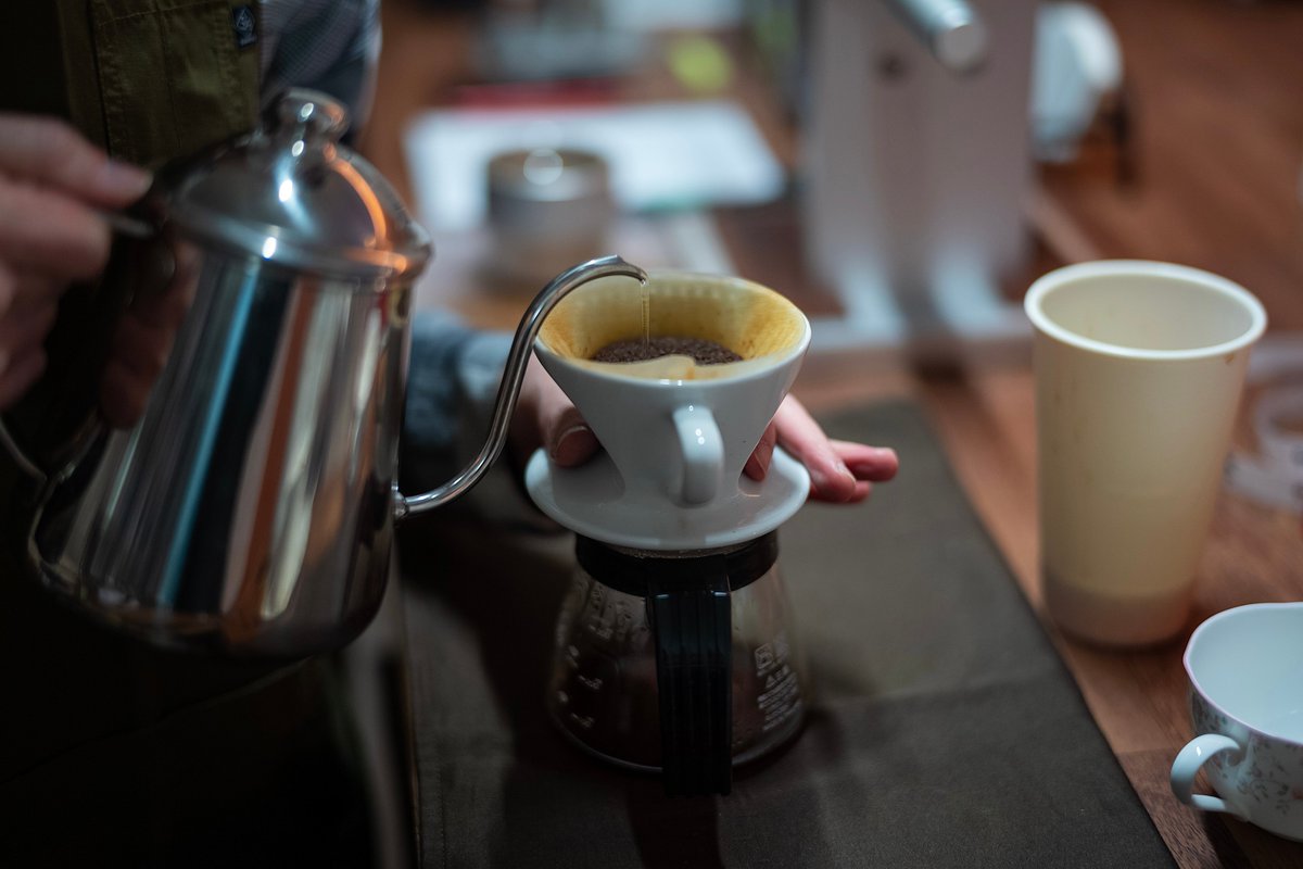 대화금지 카페 침묵 
드디어 오늘 개업했습니다.
클래식 음악이 흐르는 드립커피 전문점입니다.

영업시간 : 수요일~일요일, 1시~9시
주소 : 서울 서대문구 신촌로31안길 3 1층