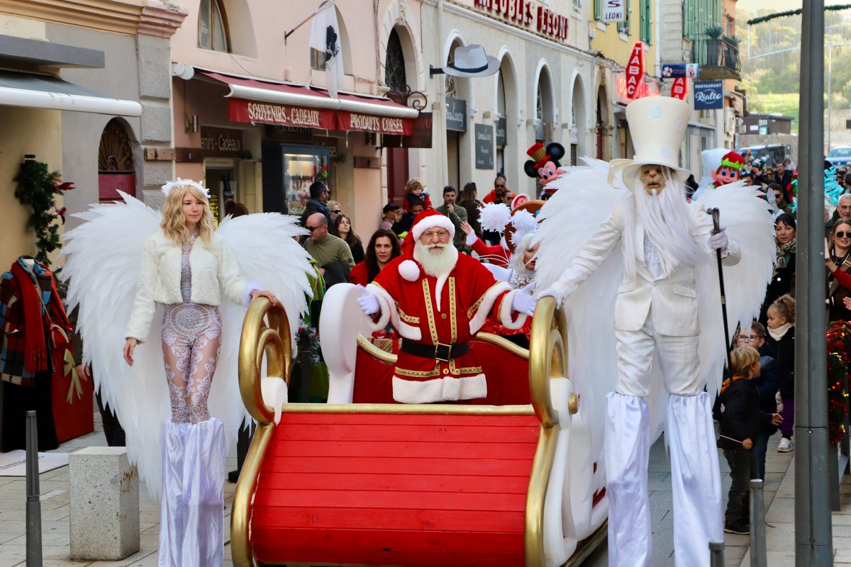 CitaDiLisula's tweet photo. Pour #Noël, la Mairie de #Lisula offre de nombreuses activités gratuites. 🎁
🎅 Grande parade de Noël, mini olympiades, spectacles …
⭐ Des moments magiques pour les petits et les grands. https://t.co/1ueUzNps4X