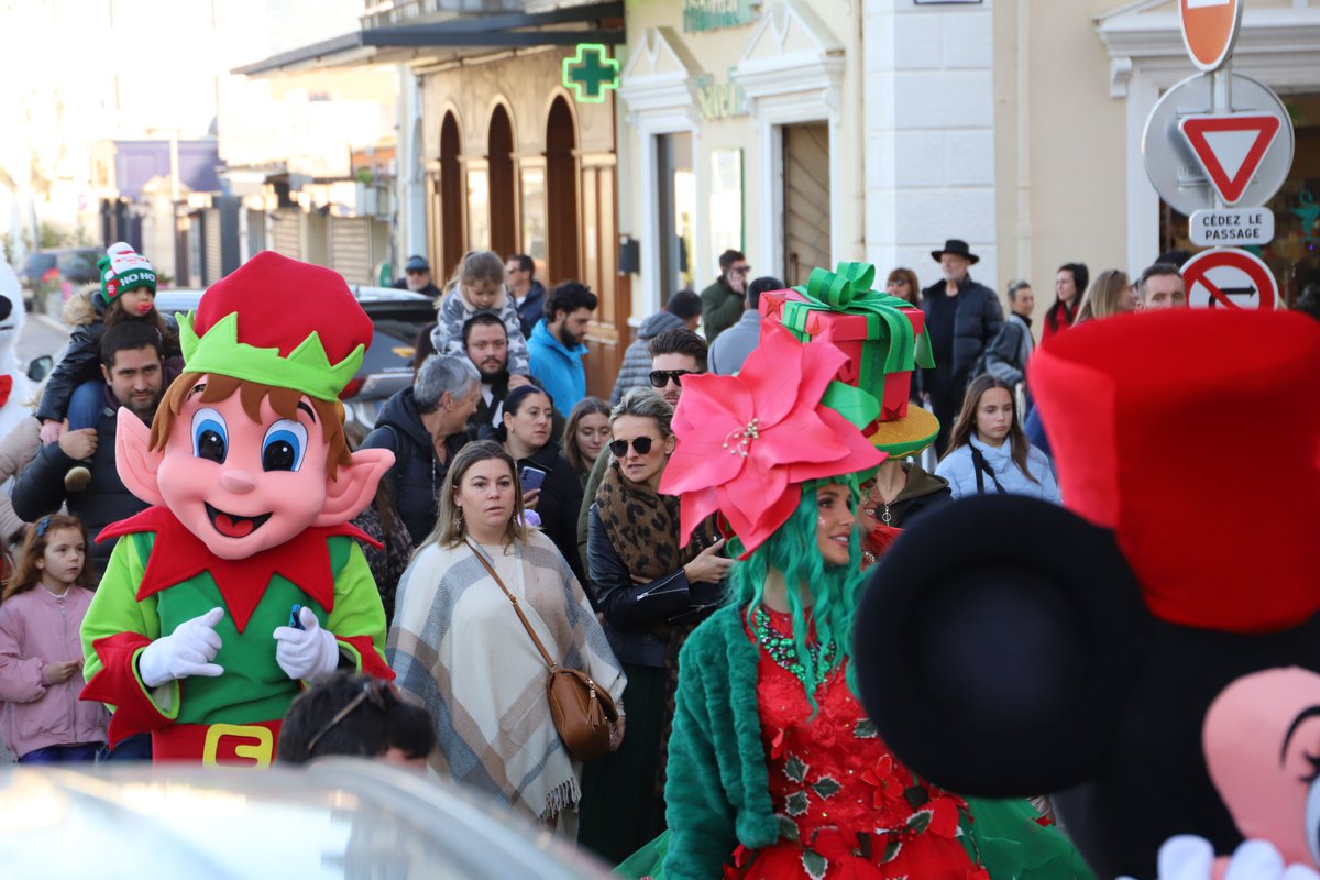 CitaDiLisula's tweet photo. Pour #Noël, la Mairie de #Lisula offre de nombreuses activités gratuites. 🎁
🎅 Grande parade de Noël, mini olympiades, spectacles …
⭐ Des moments magiques pour les petits et les grands. https://t.co/1ueUzNps4X