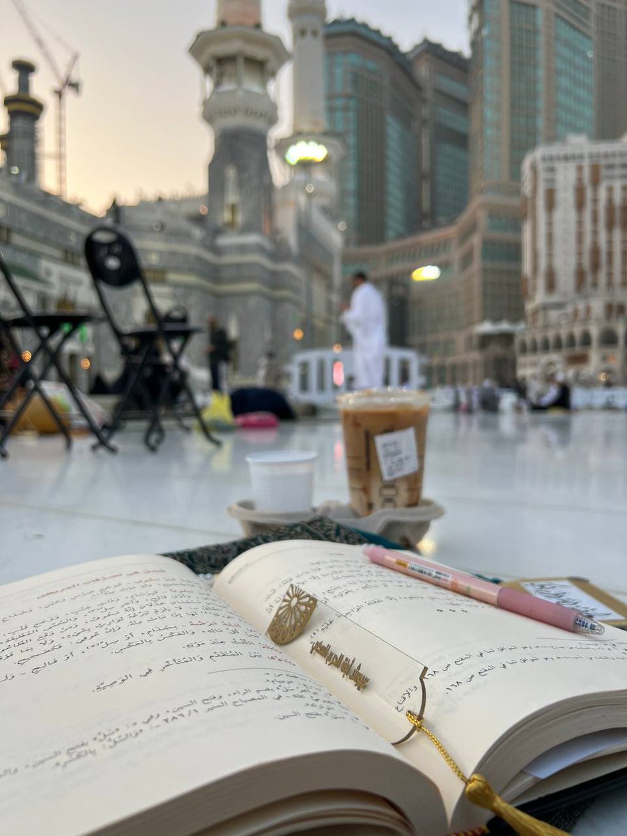 (اللهم إنى أعوذ بك من علم لا ينفع، وقلب لا يخشع، وعمل لا يرفع، ودعاء لا يسمع)

`Ya Allah, aku berlindung kepadamu dari ilmu yang tak bermanfaat, dari hati yang tidak khusyuk, dari amal yang tak diterima, dan dari doa yang tak didengar.`