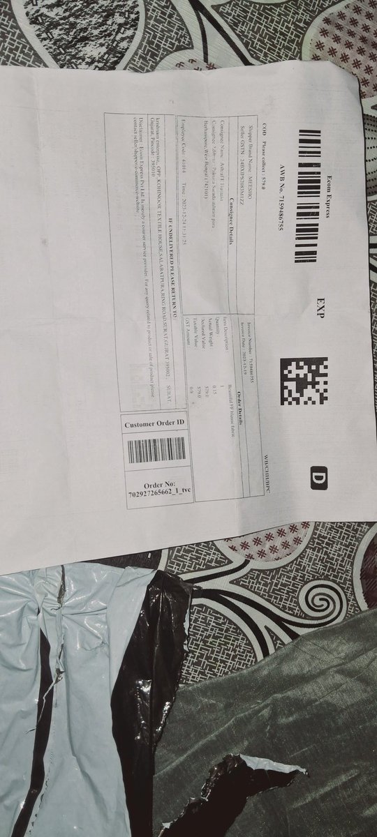 luvphysics035's tweet photo. Beware of Meesho Scam!!!!!! 
A delivery executive came and focefully delevered the order with order no.- 702927265662_1_tvc which we never placed .  I continuously registered complaint of this &amp; still no response come from them. https://t.co/mvUNjdkT0o