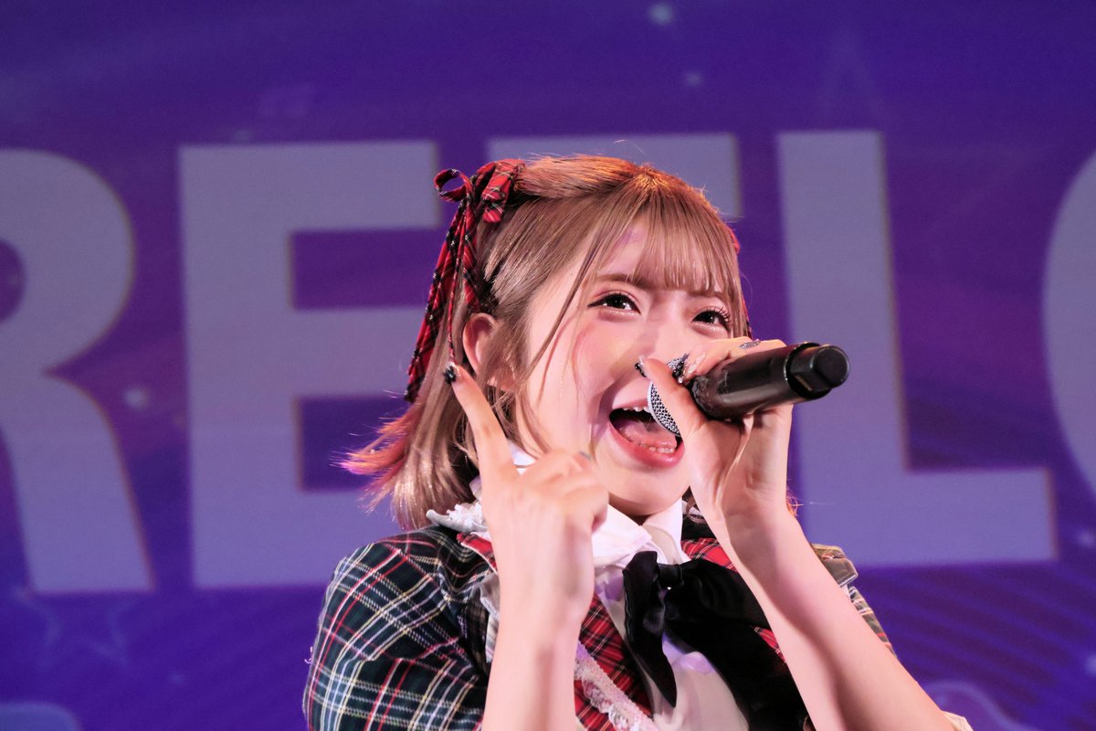 Panchan_7's tweet photo. 12/26あいすなっつワンマンライブより
ハートのエースでひまりちゃんにくっつくももちゃんの笑顔見て、嬉しくて、涙出そうになった🥰
#あいすなっつ
#PREFLOP
#小波もも https://t.co/TJUQdypcwI
