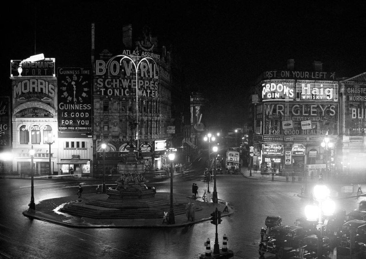 Historic photo of London during blackout in 1939.