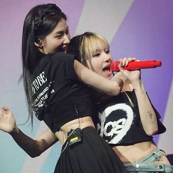 SiiKeyy19's tweet photo. @jay_stnx @JYPETWICE HAPPY SANA DAY
#사나의_27번째_겨울이야기 #SharmingSanaDay @JYPETWICE https://t.co/rFDmhY2FyR