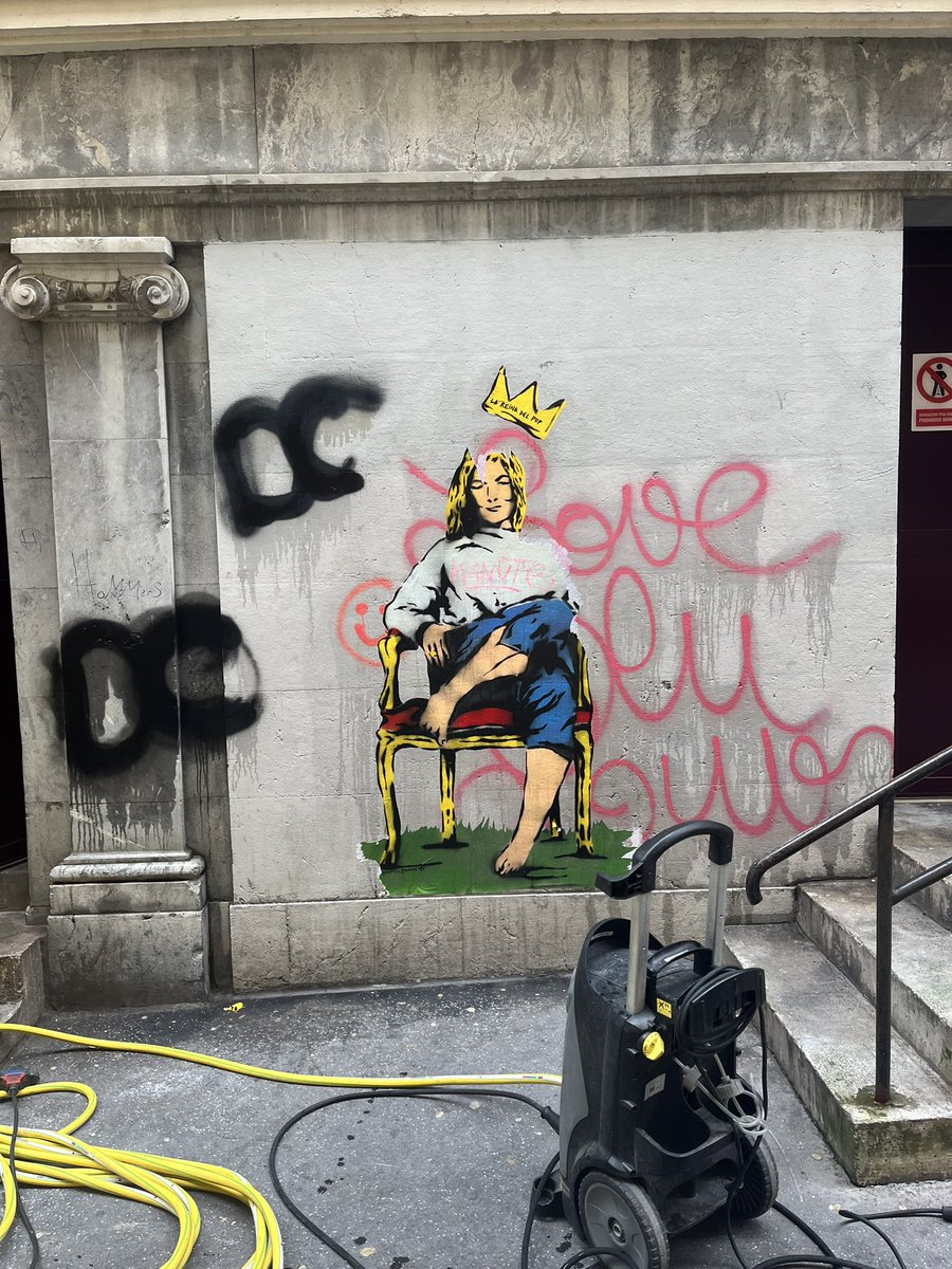 eltipografico's tweet photo. Han limpiado la pared de las “Amaia Monteros” https://t.co/U4eclGg5OZ