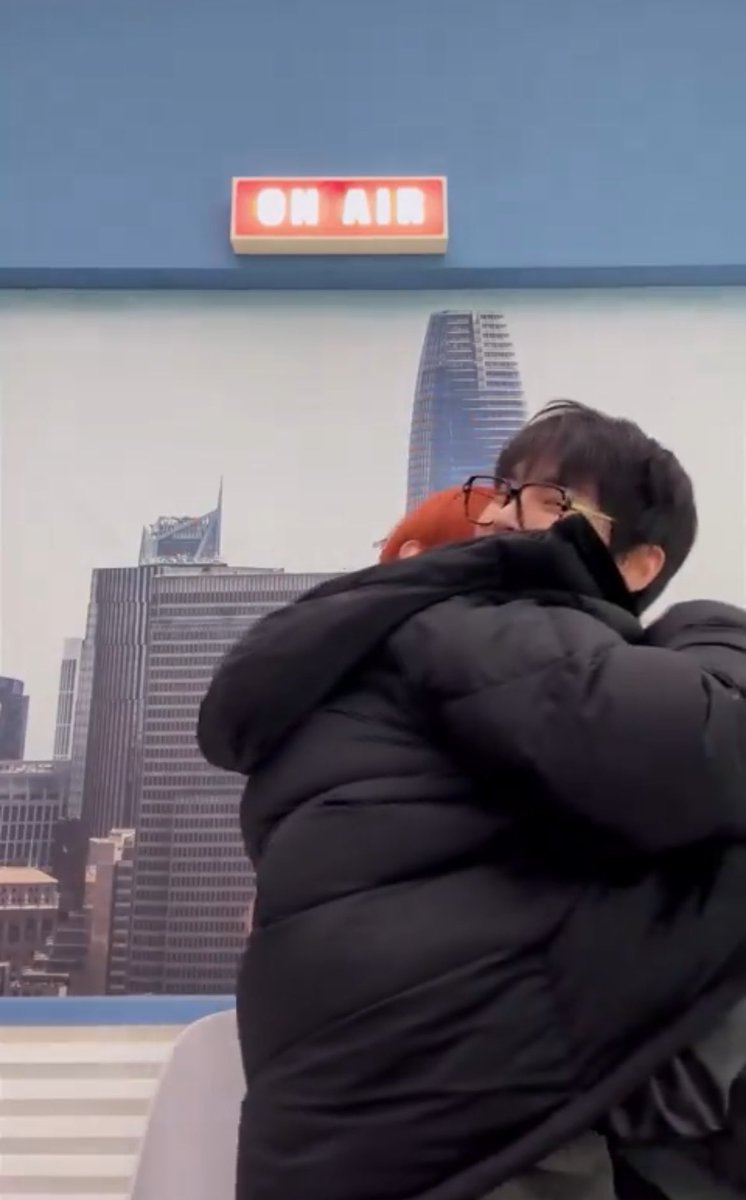 알페스를 떠나서(진짜임
지금 약간 됴영이도 그렇고 
좀 어이없지만 안좋은 일들이 계속 일어나는데
짱우가 안아준거 보고 진짜 
가슴이 저릿함
위로받는기분이엿음