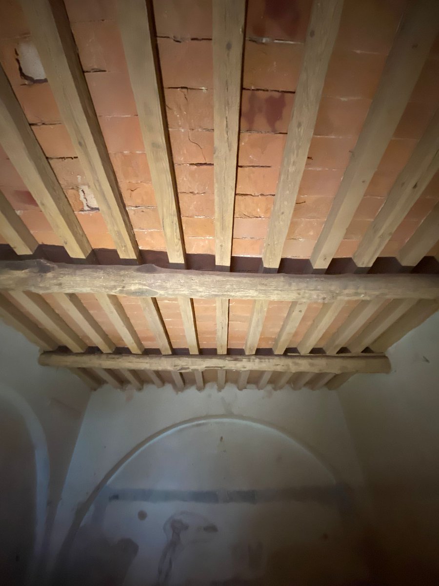 CleanHomeCorse's tweet photo. Sablage par Aerogommage des poutres et plafond en briques rouges. https://t.co/3OCJCUosXL