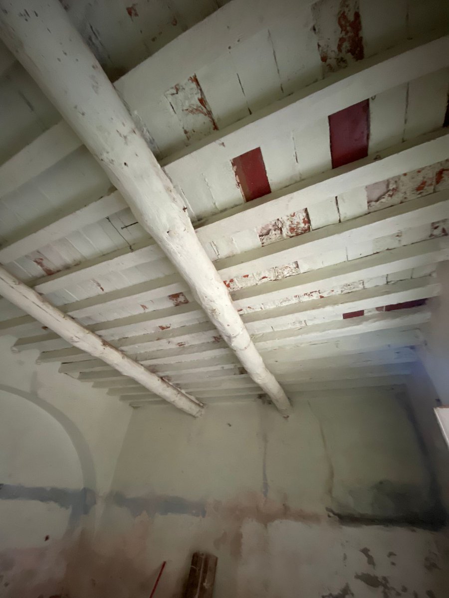 CleanHomeCorse's tweet photo. Sablage par Aerogommage des poutres et plafond en briques rouges. https://t.co/3OCJCUosXL