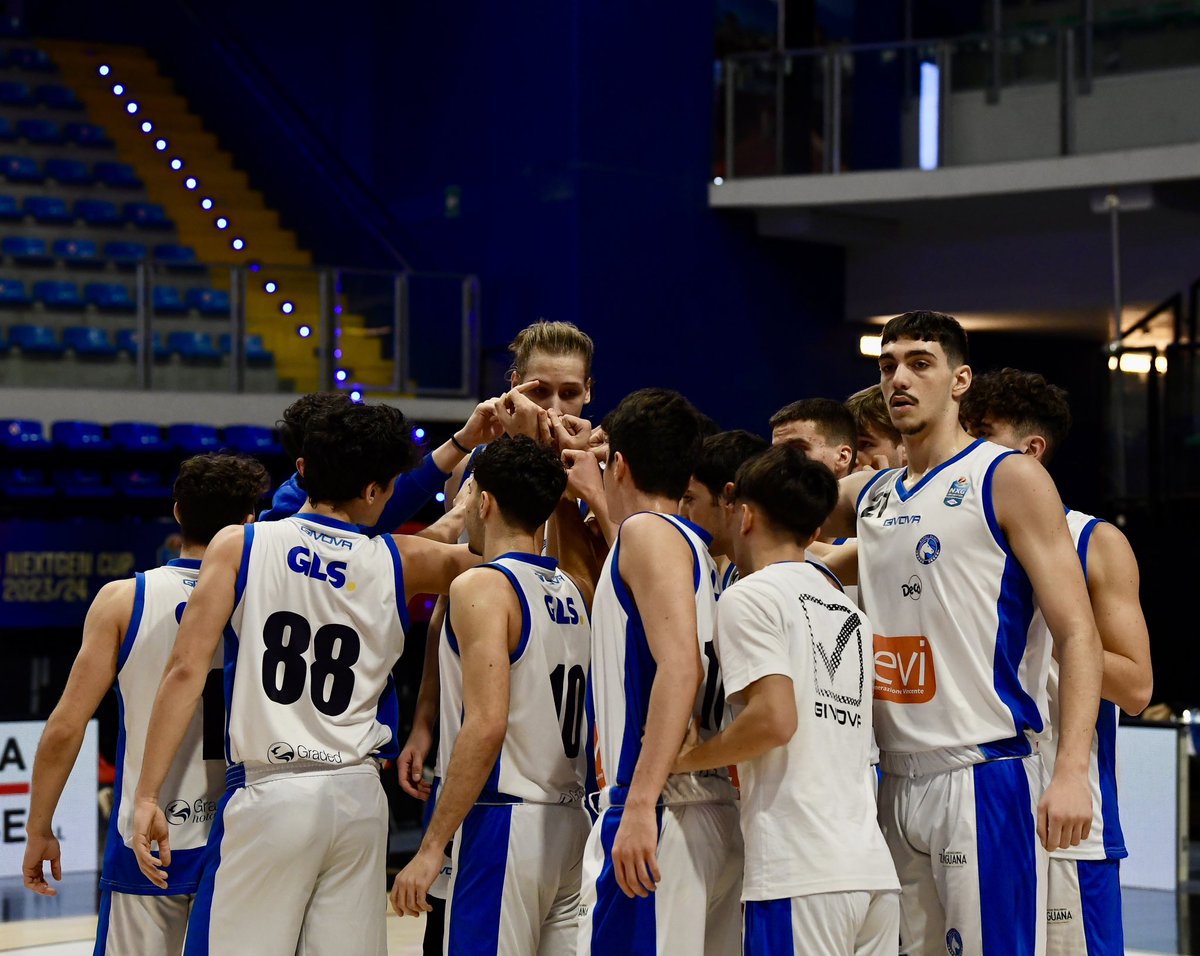basket_napoli's tweet image. 𝗟𝗔 𝗚𝗘𝗡𝗘𝗥𝗔𝗭𝗜𝗢𝗡𝗘 𝗩𝗜𝗡𝗖𝗘𝗡𝗧𝗘 𝗡𝗔𝗣𝗢𝗟𝗜 𝗕𝗔𝗦𝗞𝗘𝗧 𝗔𝗖𝗖𝗘𝗗𝗘 𝗔𝗟𝗟𝗔 𝗙𝗜𝗡𝗔𝗟 𝗘𝗜𝗚𝗛𝗧 𝗗𝗜 𝗡𝗘𝗫𝗧 𝗚𝗘𝗡 𝗖𝗨𝗣! 🏆🏀

🔗 Scopri di più:
napolibasket.it/la-generazione…

#NapoliBasket | #NextGenCup 💙