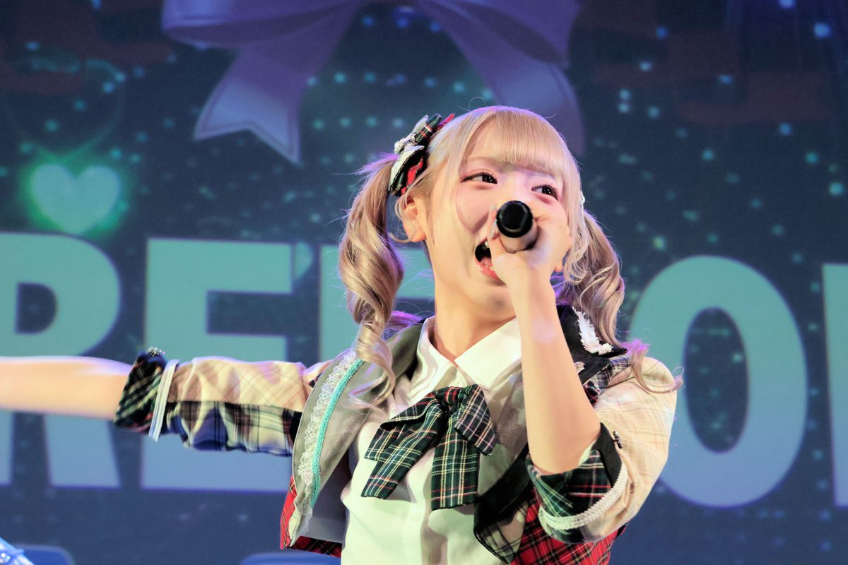 Panchan_7's tweet photo. 12/26あいすなっつワンマンライブより
キラキラツインテールのひなちゃん。スタイル良くてお人形さんみたい😄
#あいすなっつ
#PREFLOP
#海月ひな https://t.co/bLoTp2fmYc