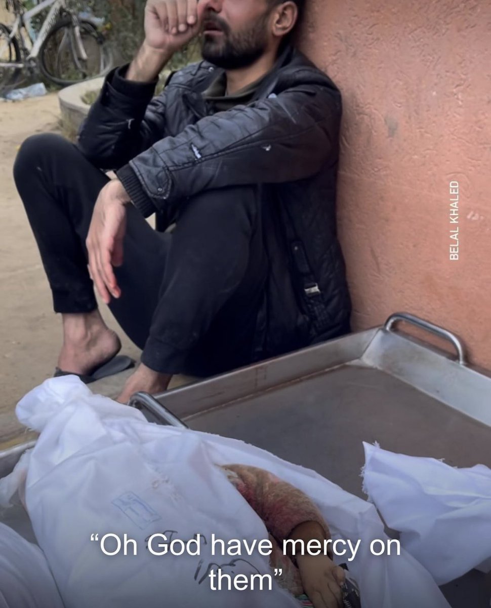 missfalsteenia's tweet photo. A father went to get biscuits for his son, and when he returned, his son and wife were killed by Israeli airstrikes in Khan Younis.

He still gave his son the biscuits.

“Take them with you to heaven” https://t.co/QkwVRSl5gI