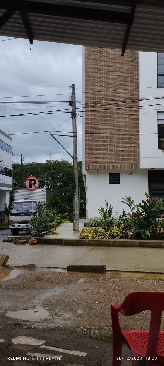 GERMANG1982's tweet photo. @villavomovilida @villavoalcaldia  como fue que el edificio BUCARE ubicado frente a Colsanitas a puesto una señal de tránsito de prohibido parquear en su zona, señal que no cumple las normas y sin los permisos correspondientes, nadie dice nada? #ciudaddenadie @harmanfelipe https://t.co/uptkkeo2jJ