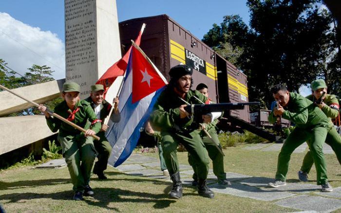 AylinAlvarezG's tweet photo. Porque #EstaEsLaRevolución, una columna de 120 pioneros de #VillaClara y #Cienfuegos participan desde este jueves en la toma simbólica de Santa Clara, proeza protagonizada en diciembre de 1958 por el Che. #UnidosXCuba @DiazCanelB @DrRobertoMOjeda @UJCdeCuba @JuventudRebelde https://t.co/VXYfezmCVc