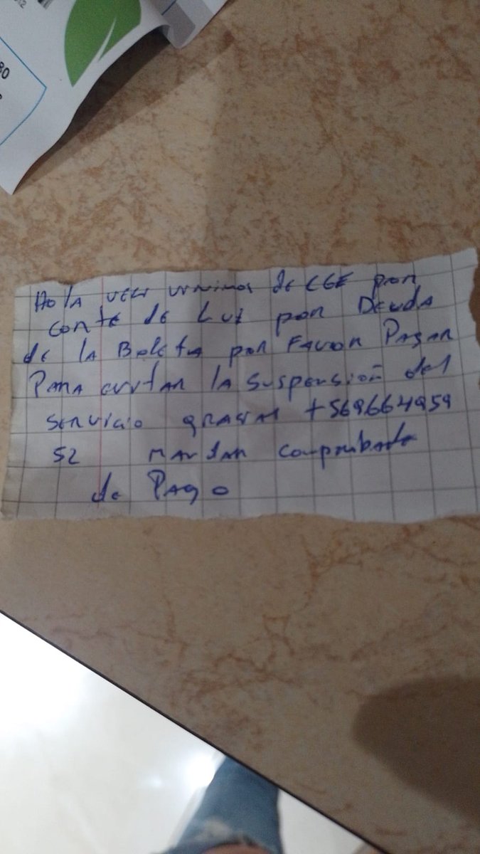 Juliettefabi21's tweet photo. @CGE_Clientes es trabajador de ustedes porque anda dejando estas notas en San bernardo sector jose juaquin prieto villa las margarita ofreciendo repocicion en el servicio https://t.co/BAfFf0mkVB
