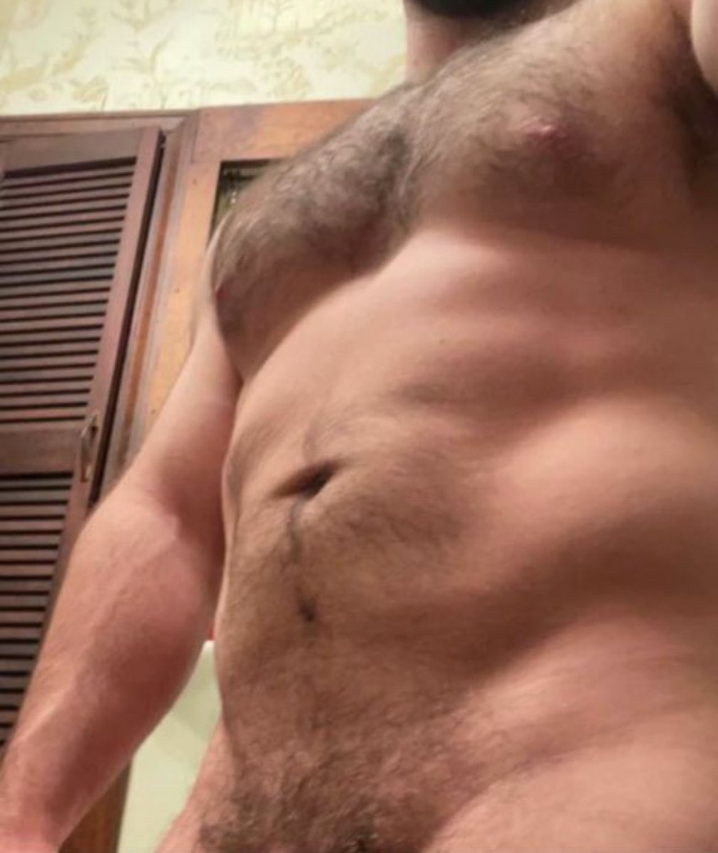 How’s the view down there for thirsty Thursday?  #thirstrappin #muscleotter #gayotter #gaybear #gaybearcub #gymbro #hairybear #hairymuscledad
