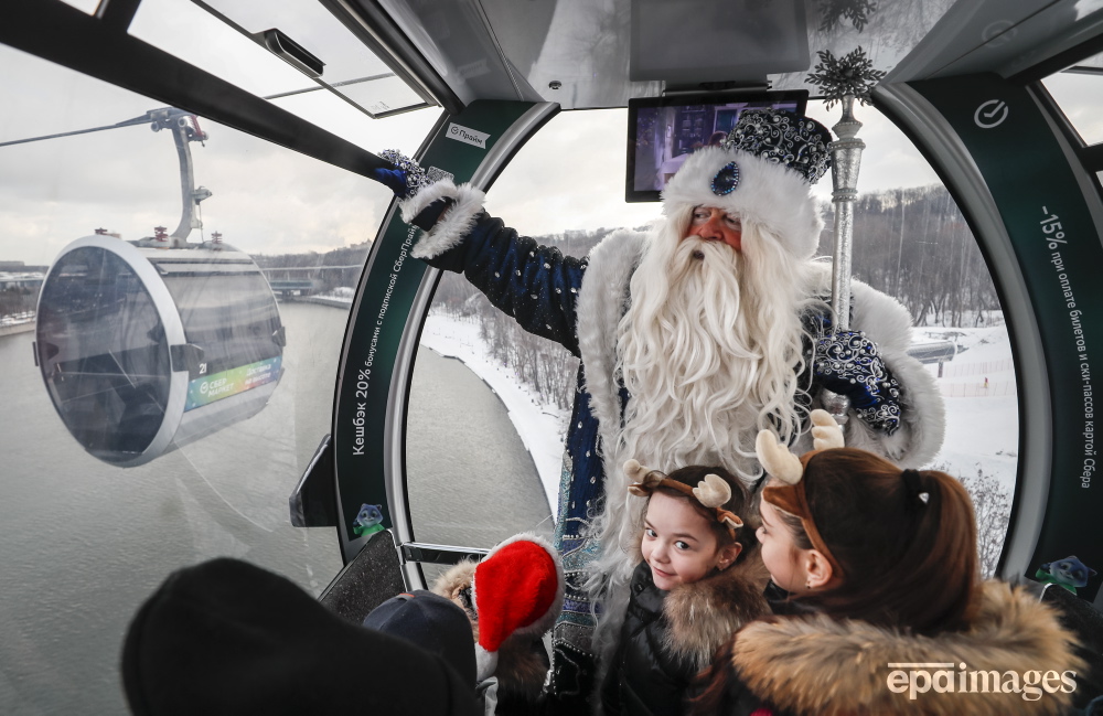 EPA_Images's tweet photo. Father Frost takes children on a free ride on the Moscow cable car across the Moskva River in Moscow, Russia, 28 December 2023.
📸 EPA / Yuri Kochetkov
#epaimages #russia #moscow #fatherfrost https://t.co/VWuwWoTmlC