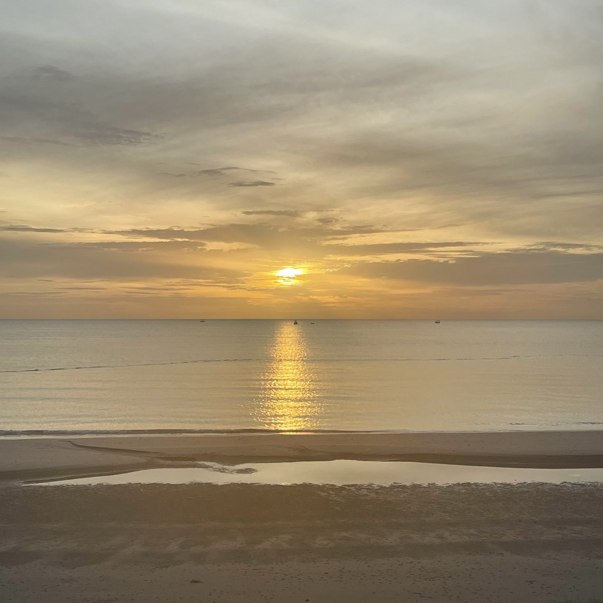 sfkkfs_'s tweet photo. แนะนำที่พักติดทะเล บ้านกางมุ้ง หัวหิน 🌅 วิวทะเล นอนสบาย เช้ามาเห็นพระอาทิตย์ขึ้น แสงสาดเข้ามาในห้องโคตรสวย ฮีลใจขั้นสุด ห้องสีขาวตัดกับน้ำทะเลสีฟ้า น่ารักก 🌊🌤️ จองผ่านทราเวลโลก้าเลย https://t.co/BMJz1SCRm6
