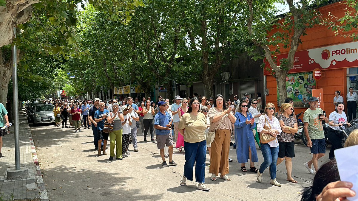 alternativadura's tweet photo. #Durazno Nunca se vio nada igual. La gente se movilizó y exteriorizó su descontento con la situación que vive el departamento en materia de seguridad. Piden que el sistema actúe. https://t.co/nrSMNnC2OH