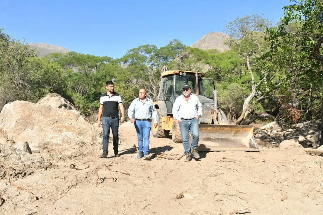MinAguaYEnergia's tweet photo. 🟢¡A paso firme!
🚧Continúan los trabajos en #Aminga para la construcción de una nueva toma y conducción del agua potable.
🟩El secretario de Agua, Edgardo Karam constató este jueves el avance de la obra de la nueva toma y conducción del agua que se ejecuta en la localidad. https://t.co/EB1jbP2WDM