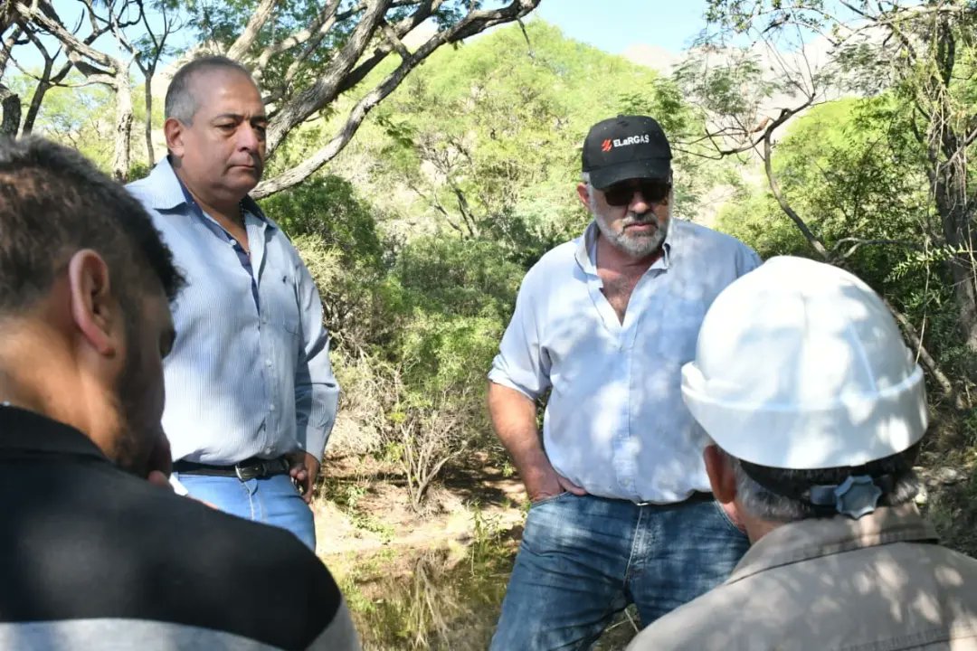 MinAguaYEnergia's tweet photo. 🟢¡A paso firme!
🚧Continúan los trabajos en #Aminga para la construcción de una nueva toma y conducción del agua potable.
🟩El secretario de Agua, Edgardo Karam constató este jueves el avance de la obra de la nueva toma y conducción del agua que se ejecuta en la localidad. https://t.co/EB1jbP2WDM