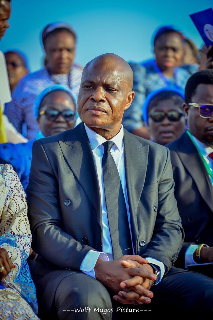 Ce monsieur aime le #Congo. Il aime et voudrait que son pays se développe, qu'il cesse d'être le biberon de ses fils ennemis et leurs alliés. <a href="/MartinFayulu/">Martin Fayulu</a> doit être décoré pour son combat inlassable au prix de sa vie. Ce que l'homme te vole, Dieu te le retourne en multiples.