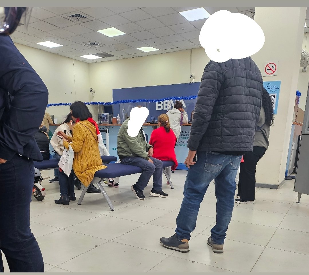 isa_smith's tweet photo. @BBVAPrensa_co @bbva oficina del CC Santa Fe.... llena, mala atención,  mucho empleado sentado sin atender a nadie.... acá llevo 30 minutos y contando...... por algo que podría hacer en línea pero no..... dijer9n que tenia que venir.... uga una. Digital solo en la propaganda. https://t.co/p02sWtZZ2m