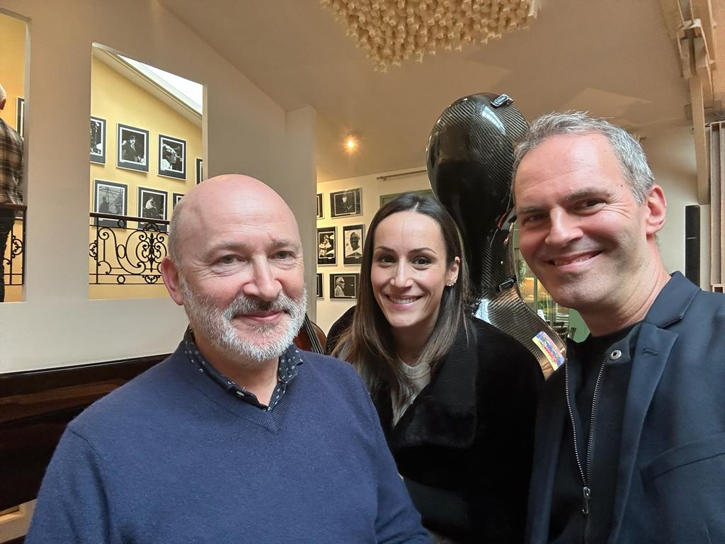 🎉 Le Dr Michel Cymes et son équipe TV s’intéressent à Music Care 🎶

Cette journée a été l'occasion de partager nos 20 ans d'expérience et de recherche dans le domaine du soin par la musique. 🎵

#MusiqueEtSanté #MusicCare #RechercheMusicale #SoinParLaMusique