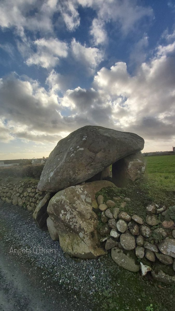 #Thread
Today we visited 'Kilkeel Portal Tomb' (also known as  the 'Crawtree Stone', Kilkeel, Co. Down, N. Ireland. It incorporated into a much more recent field boundary & is about 50m walk from Asda's Car Park off the main street! 📷 My own (More photos & link in replies).