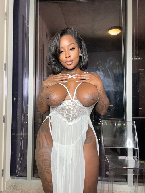 How you coming bout me ? 🌹🙈 https://t.co/LipO3rVoWL