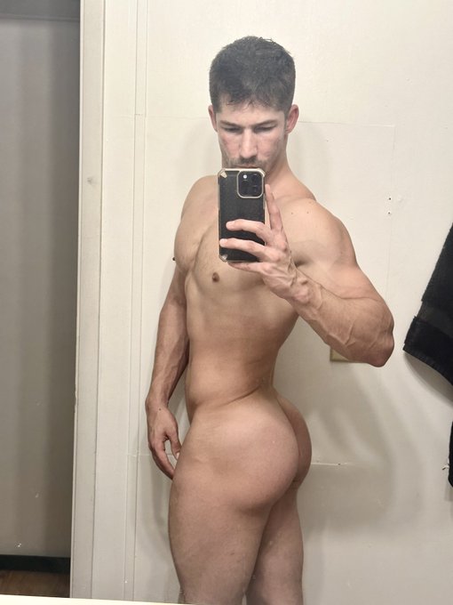 Anyone wanna go barebacking ? https://t.co/vTK2ay4ITH