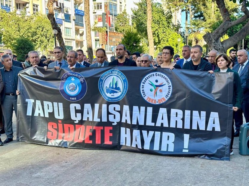 Mersin, Akdeniz Tapu Müdürlüğü Personeli Meslektaşımıza Yapılan Bıcaklı Saldırı, Akdeniz Tapu Müdürlüğü Önünde 28.12.2023 Tarihinde Basın Açıklaması Açıklaması Yapılarak Protesto Edildi.