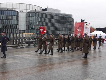 nowePSL's tweet photo. 🇵🇱 #Warszawa || Wspólnie z @KrzysztofPaszyk, @Aga_Klopotek i @Jacek_Tomczak przed Grobem Nieznanego Żołnierza oddajemy hołd Powstańcom Wielkopolskim podczas uroczystości upamiętniających 105. rocznicę #PowstanieWielkopolskie. #pamiętamy https://t.co/nLYBsyyumO