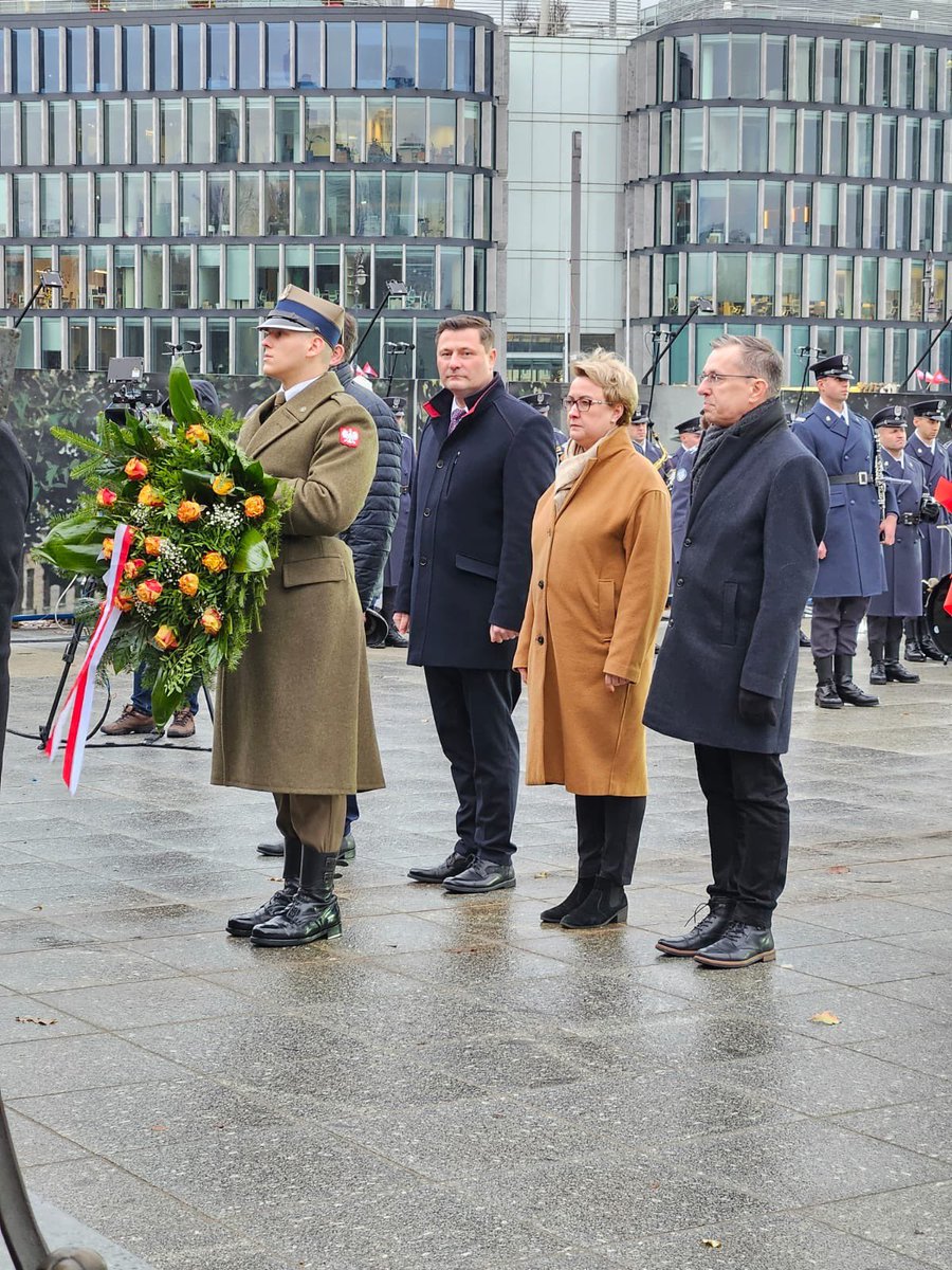 nowePSL's tweet photo. 🇵🇱 #Warszawa || Wspólnie z @KrzysztofPaszyk, @Aga_Klopotek i @Jacek_Tomczak przed Grobem Nieznanego Żołnierza oddajemy hołd Powstańcom Wielkopolskim podczas uroczystości upamiętniających 105. rocznicę #PowstanieWielkopolskie. #pamiętamy https://t.co/nLYBsyyumO
