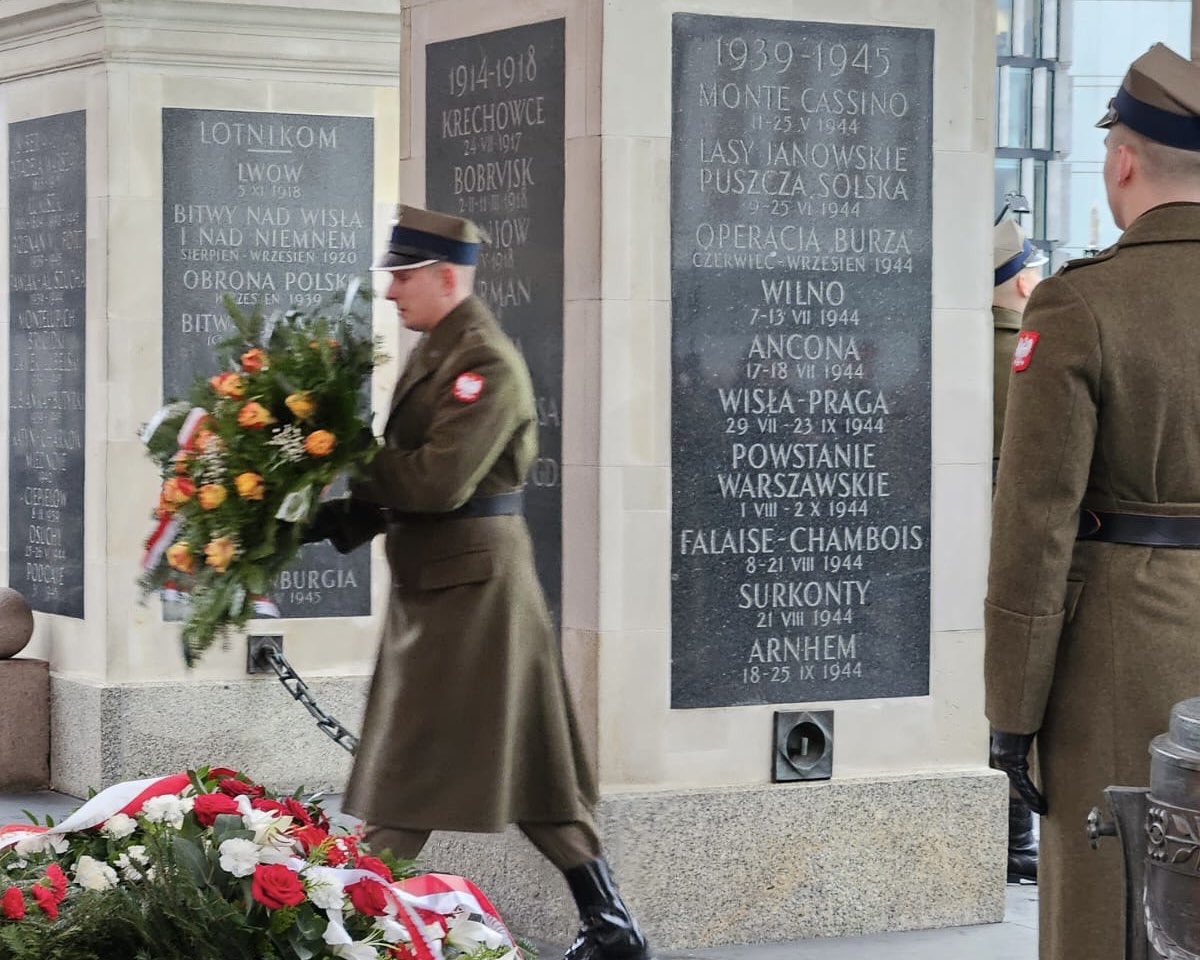 nowePSL's tweet photo. 🇵🇱 #Warszawa || Wspólnie z @KrzysztofPaszyk, @Aga_Klopotek i @Jacek_Tomczak przed Grobem Nieznanego Żołnierza oddajemy hołd Powstańcom Wielkopolskim podczas uroczystości upamiętniających 105. rocznicę #PowstanieWielkopolskie. #pamiętamy https://t.co/nLYBsyyumO